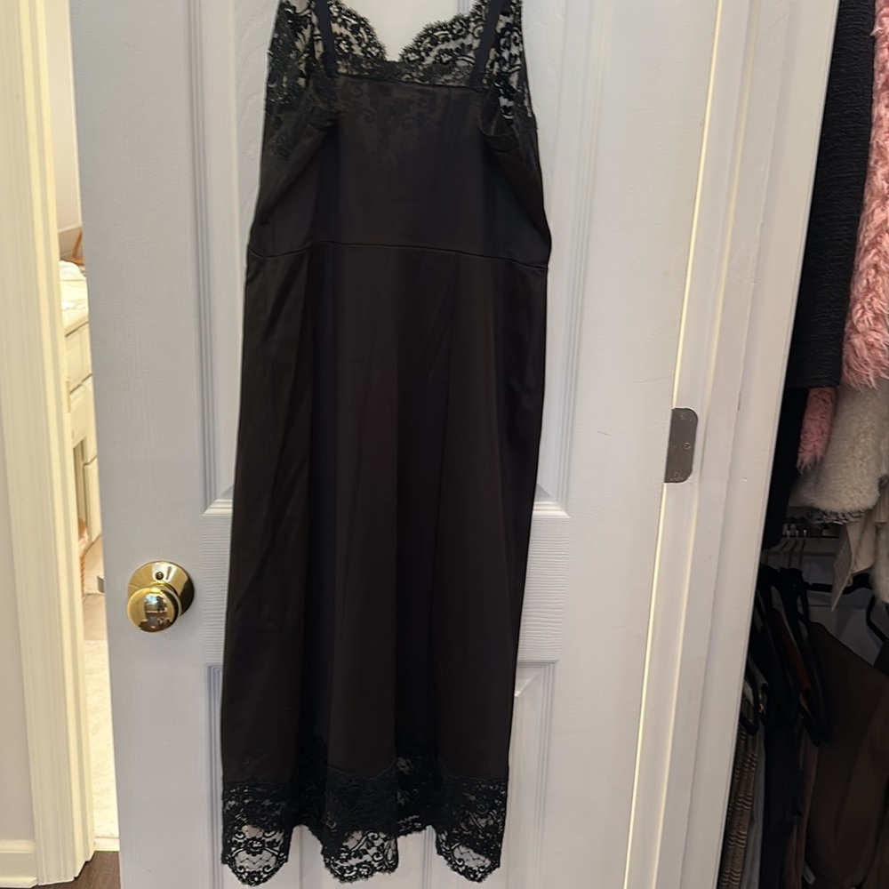 Colony Club VINTAGE black and lace vintage chemise slip. EUC